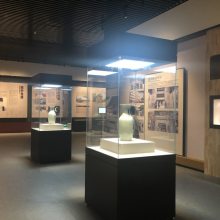 博物館全景玻璃文物展示柜 深圳博物館展柜定制與文物保護(hù)工程設(shè)計(jì)探析